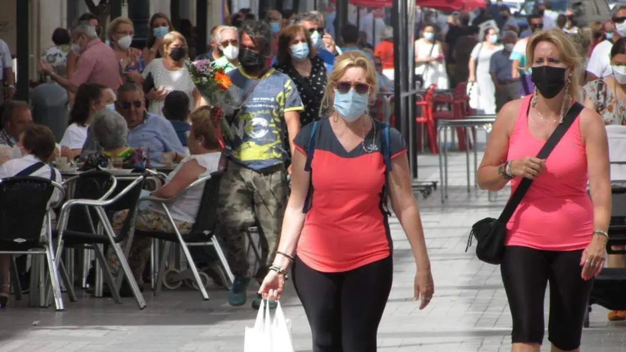Sanluque&ntilde;os con mascarilla por la c&eacute;ntrica calle Ancha. - Ra&uacute;l J. Bustillos