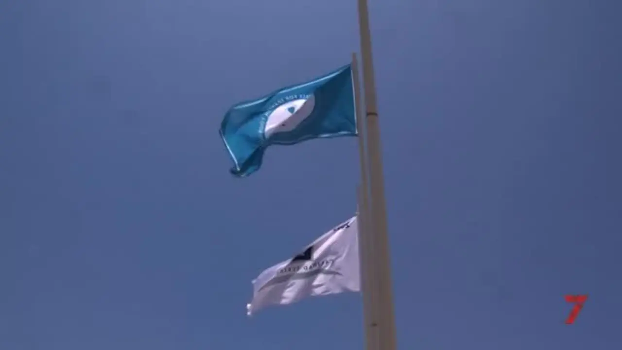 Las Banderas Q y 'Safe Tourism Certified' ya lucen en Sancti Petri y La Barrosa