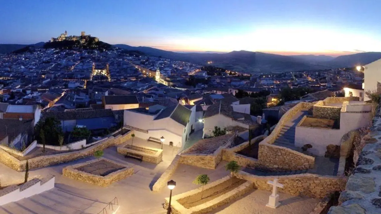 Vista nocturna de Alcal&aacute; desde las Cruces.  - 