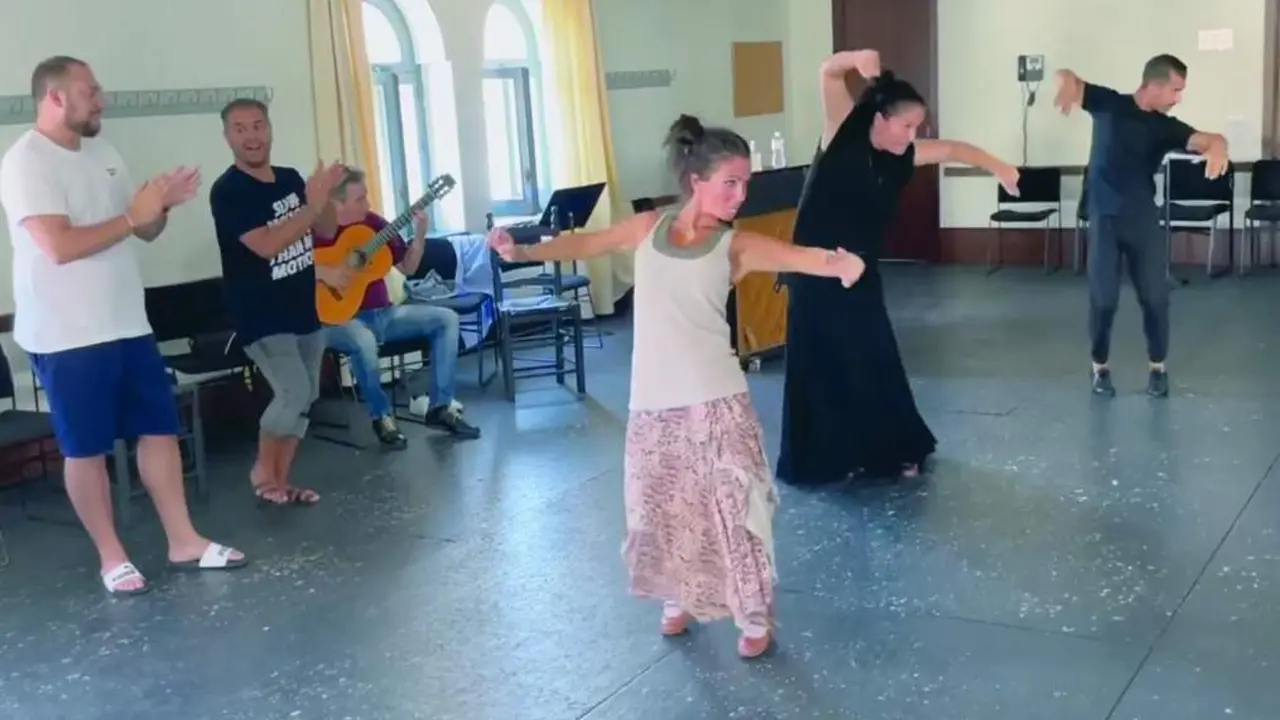 Un momento del ensayo del espect&aacute;culo que Soraya Clavijo estrena esta noche en Jerez.   - facebook