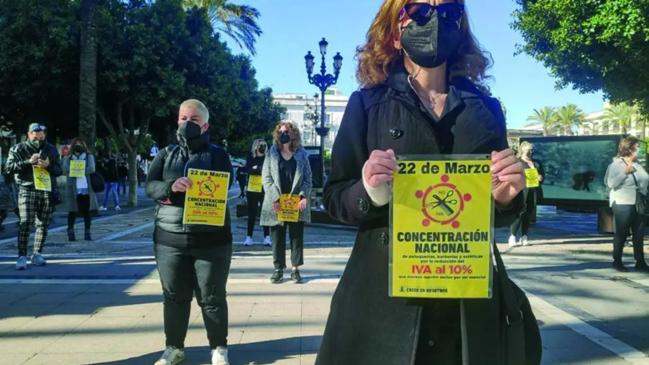 Concentraci&oacute;n del sector de la peluquer&iacute;a en de marzo en Jerez.  - Oliverio Ruiz