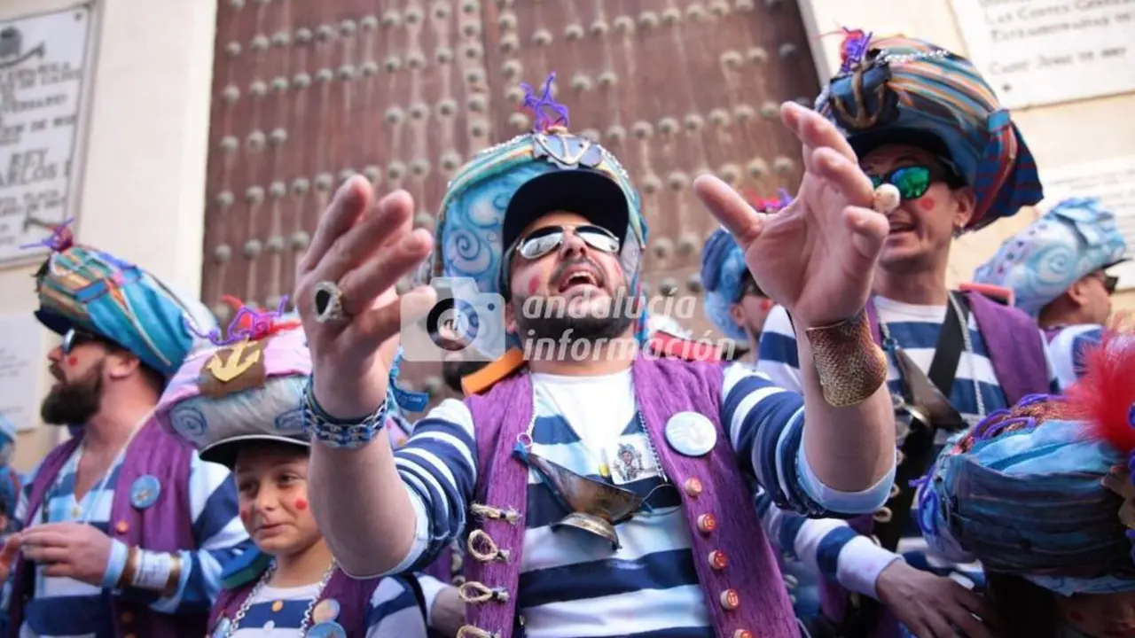 Agrupaci&oacute;n cantando en la calle durante el pasado Carnaval de C&aacute;diz. - Albera