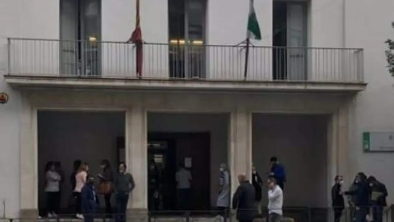 Gente a las puertas de una sede judicial de Huelva. - VH