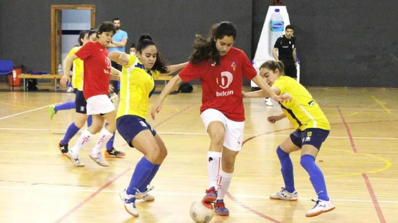 Patricia controlando el bal&oacute;n en un partido disputado esta pasada temporada - Ra&uacute;l J. Bustillos