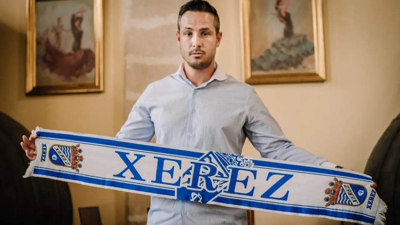 Juan D&iacute;az, posando con una bufanda del Xerez CD. - 