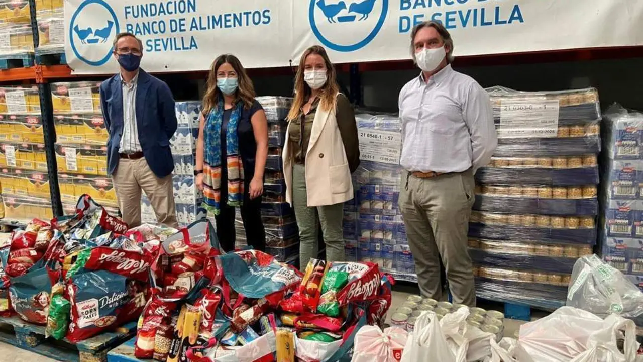 Entrega de donaciones al Banco de Alimentos. - Quir&oacute;nsalud