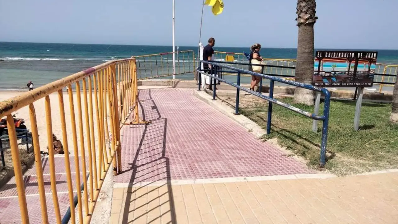 Imagen de la barandilla en la rampa de acceso a la playa de Zahora. - AVV Costa de la Luz