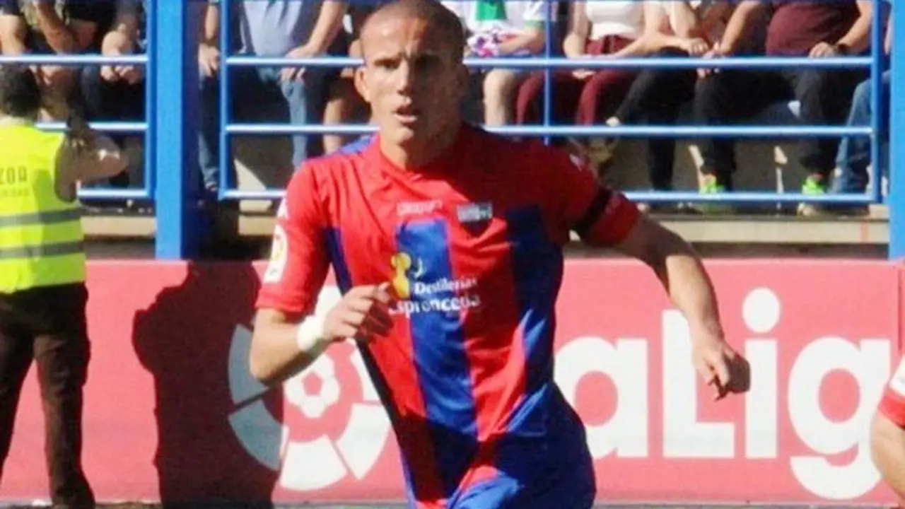 El sanluque&ntilde;o Lolo Gonz&aacute;lez viene cuajando grandes partidos en el Extremadura - Extremadura