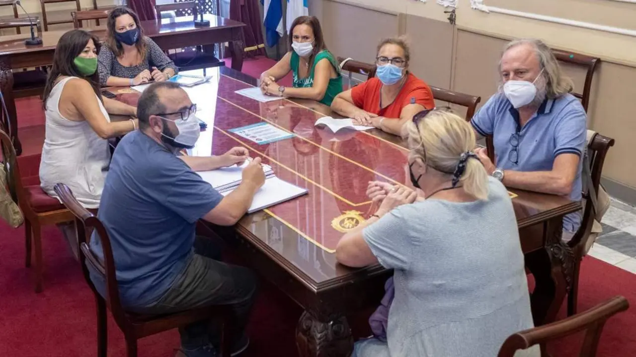 Reuni&oacute;n de Lorena Garr&oacute;n y Helena Fern&aacute;ndez con la asociaci&oacute;n Amigas del Sur. - 