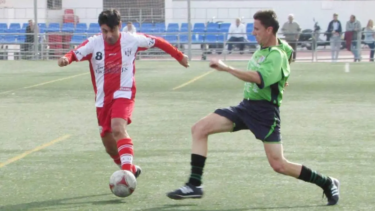 El jugador Jes&uacute;s Ponce en un partido ante el Algarense en La Quinta de la Paz - Ra&uacute;l J. Bustillos