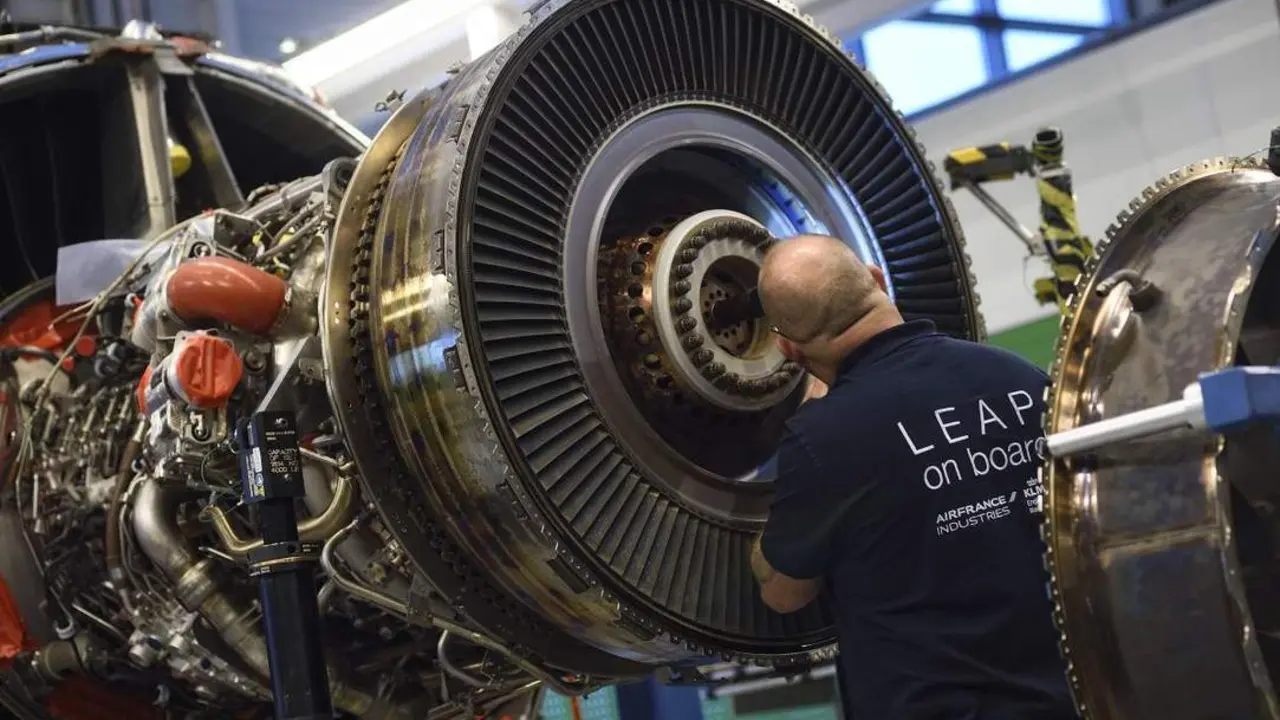 Reparaci&oacute;n del motor de una aeronave - Efe