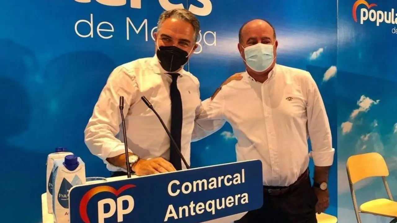 El&iacute;as Bendodo, a la izquierda, en la Comarcal del PP en Antequera. - PP de M&aacute;laga