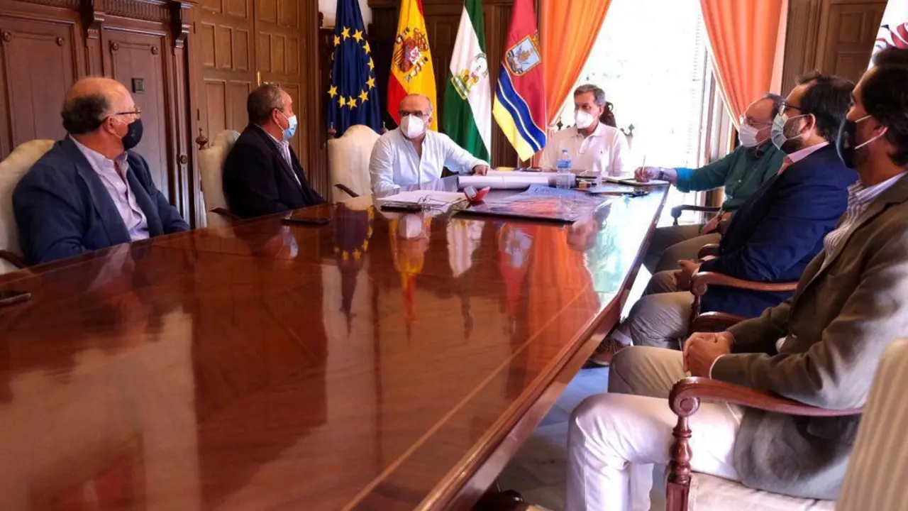 Reuni&oacute;n en la que se ha decidido suspender la procesi&oacute;n de la Patrona de Sanl&uacute;car. - Informaci&oacute;n.