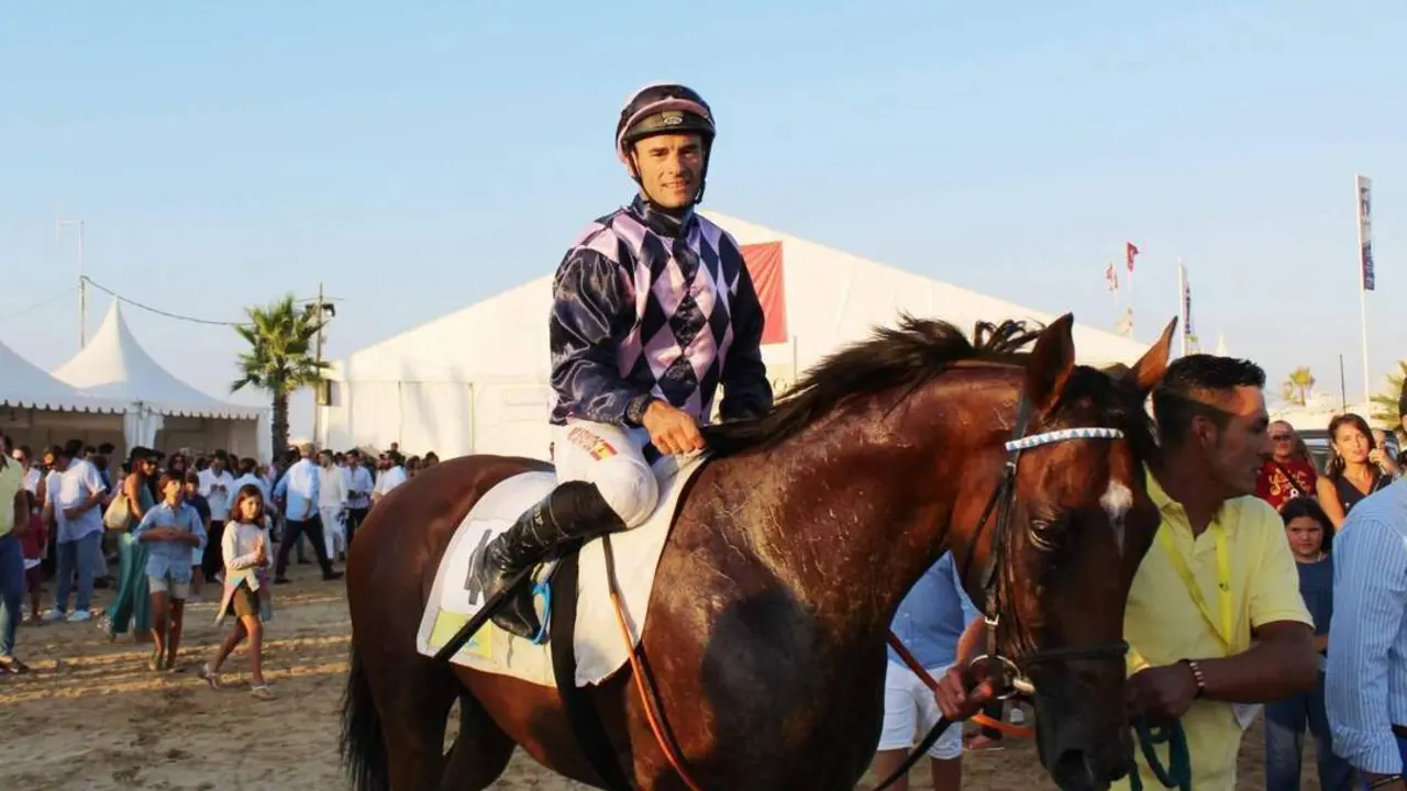 El jockey Borja Fayos tras ganas el GP Ciudad de Sanl&uacute;car V Centenario I Vuelta al Mundo en el 2019, el &uacute;ltimo que se ha disputado - Ra&uacute;l J. Bustillos