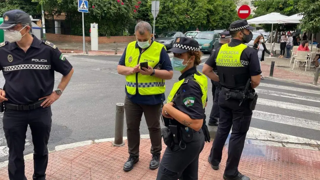 Los agentes de la Polic&iacute;a Local de barrio de patrulla el viernes. - Fran de la Rosa