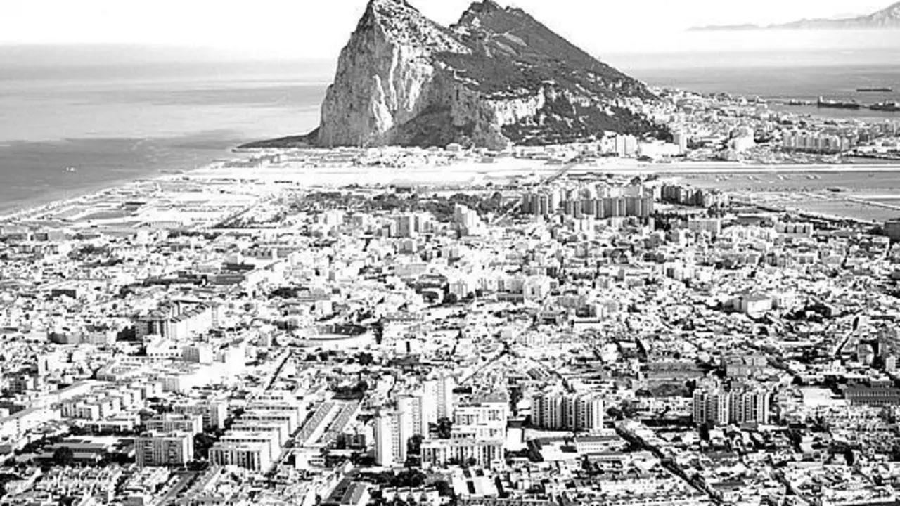 Vista a&eacute;rea general de la ciudad de La L&iacute;nea de la Concepci&oacute;n, con el Pe&ntilde;&oacute;n y la ciudad de Gibraltar al fondo. - Faro