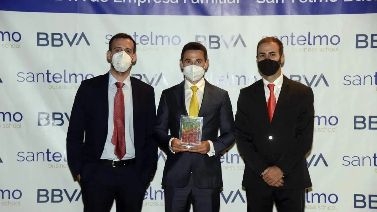 Representantes de Petaca Chico recogen el premio. - 