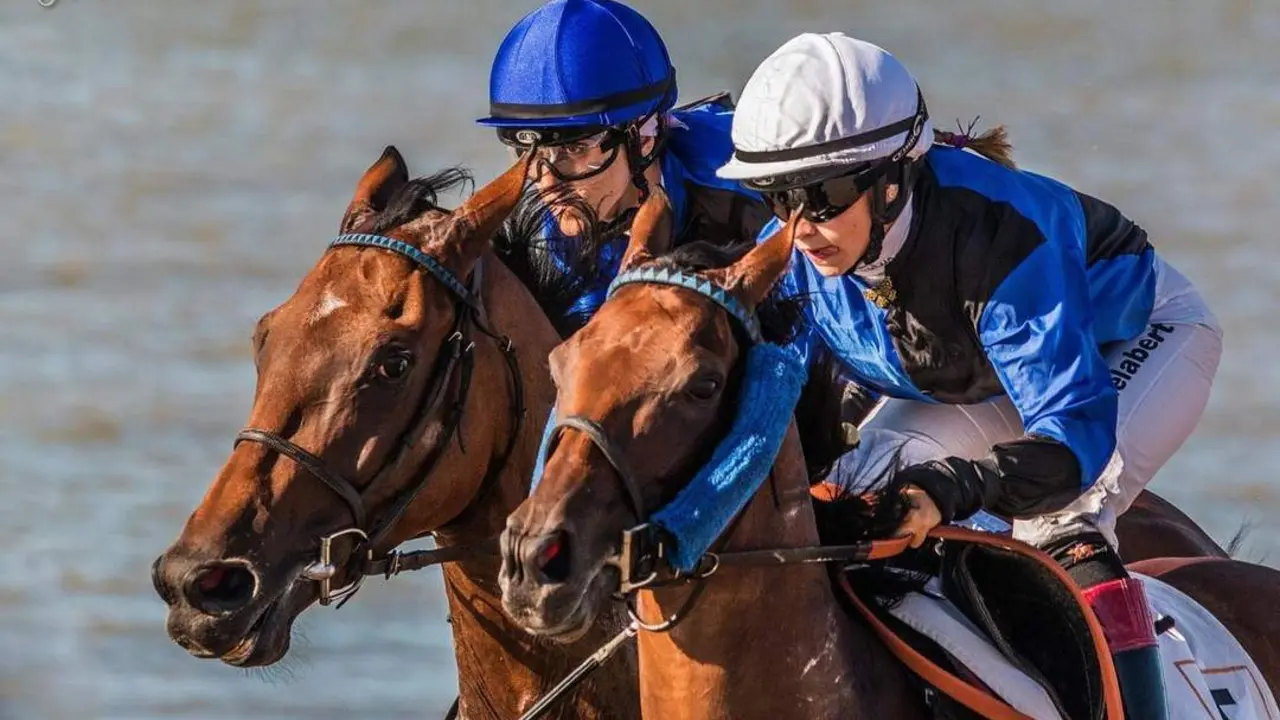 Luc&iacute;a Gelabert -a la derecha- en una de las muchas carreras que ha afrontado en Sanl&uacute;car durante 12 temporada - Jos&eacute; Herrera