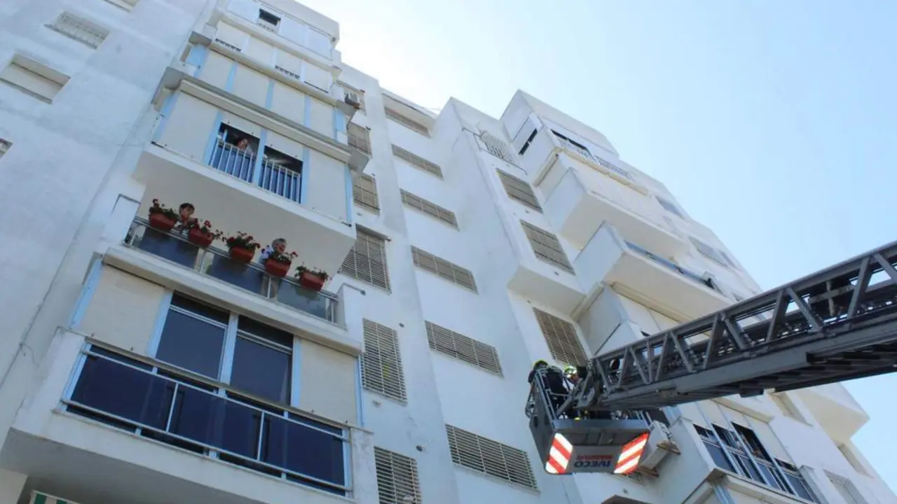 Un momento de la actuaci&oacute;n del bomberos en el Cabo Noval - Ra&uacute;l J. Bustillos