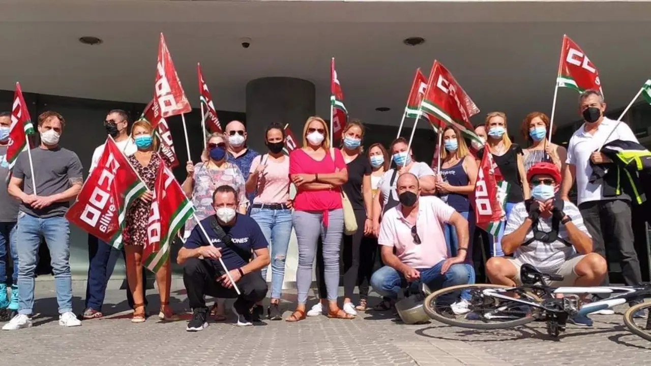 Concentracion de CCOO en el aeropuerto de San Pablo. - CCOO