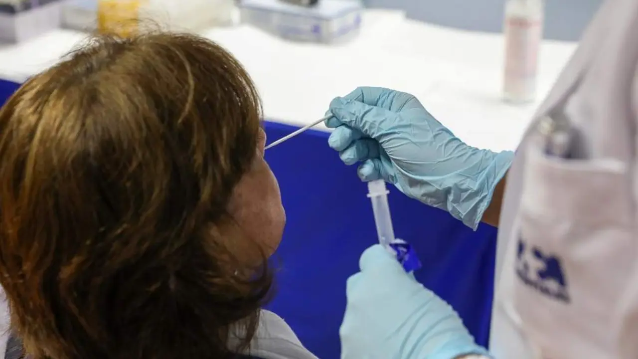 Un sanitario realiza un test de ant&iacute;genos a una mujer. - EP