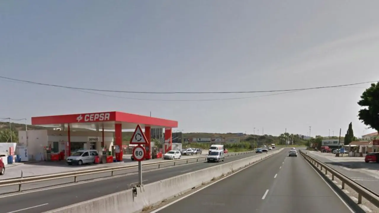 V&iacute;a de acceso de Torreguadiaro, en San Roque. - A. I.