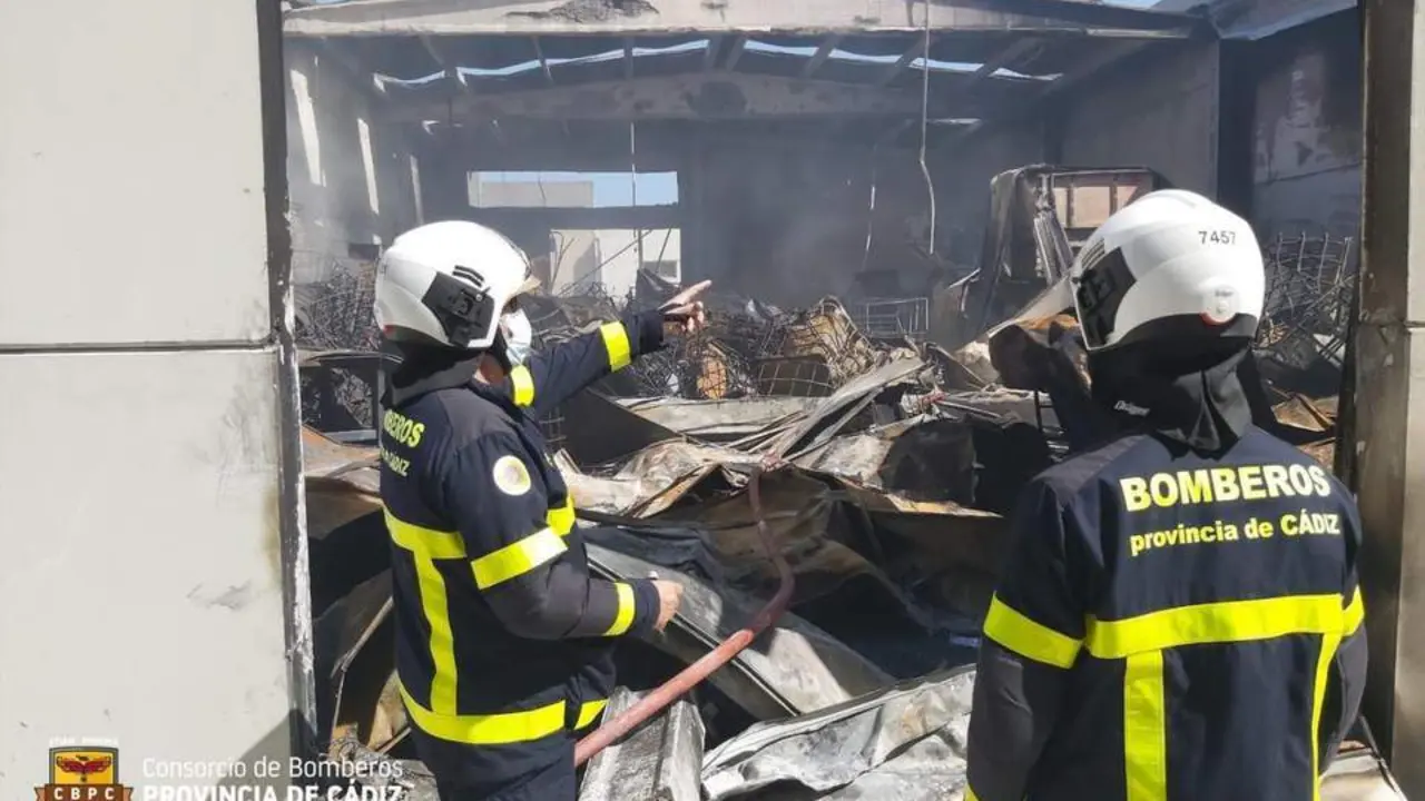 Bomberos en el lugar del incendio. - CPBC