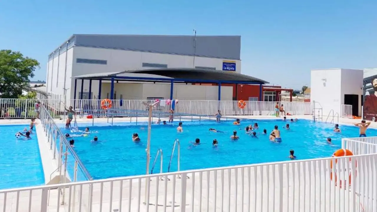 Los ni&ntilde;os disfrutan en las dos piscinas construidas en el CEIP Maestra Caridad Ruiz - CMCR