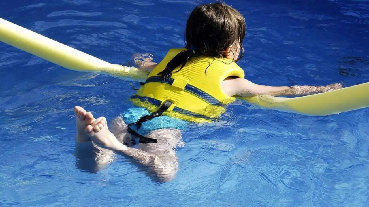 Un ni&ntilde;o nada en una piscina. | Quir&oacute;nsalud M&aacute;laga