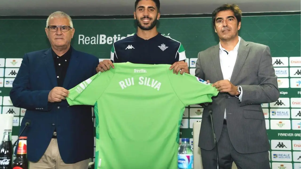 Antonio Cord&oacute;n, Rui Silva y &Aacute;ngel Haro durante la presentaci&oacute;n del nuevo meta portugu&eacute;s del Real Betis. - efe