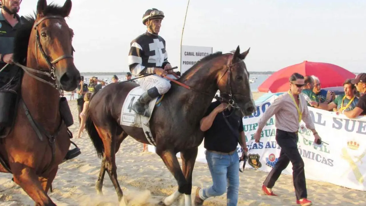 El jockey Paquito Jim&eacute;nez tras ganar el Gran Premio Andaluc&iacute;a en el a&ntilde;o 2018 - Ra&uacute;l J. Bustillos