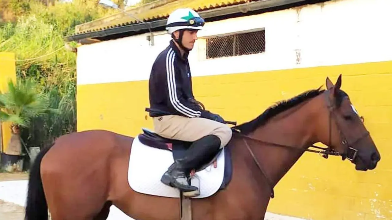 &Aacute;lvaro Hermosilla, de jinete, a mozo de cuadra y en un futuro preparado de caballos - A. I.