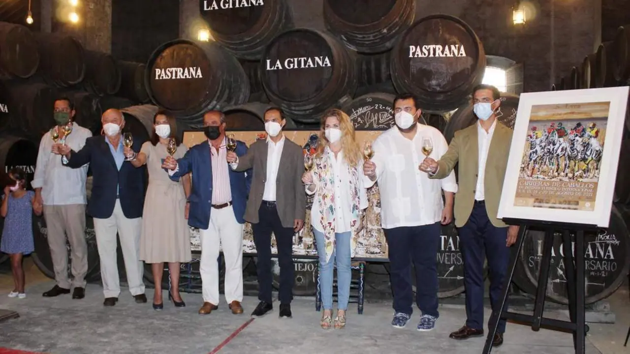 Las personas que presidieron el acto brindaron con una copa de Manzanilla - Ra&uacute;l J. Bustillos