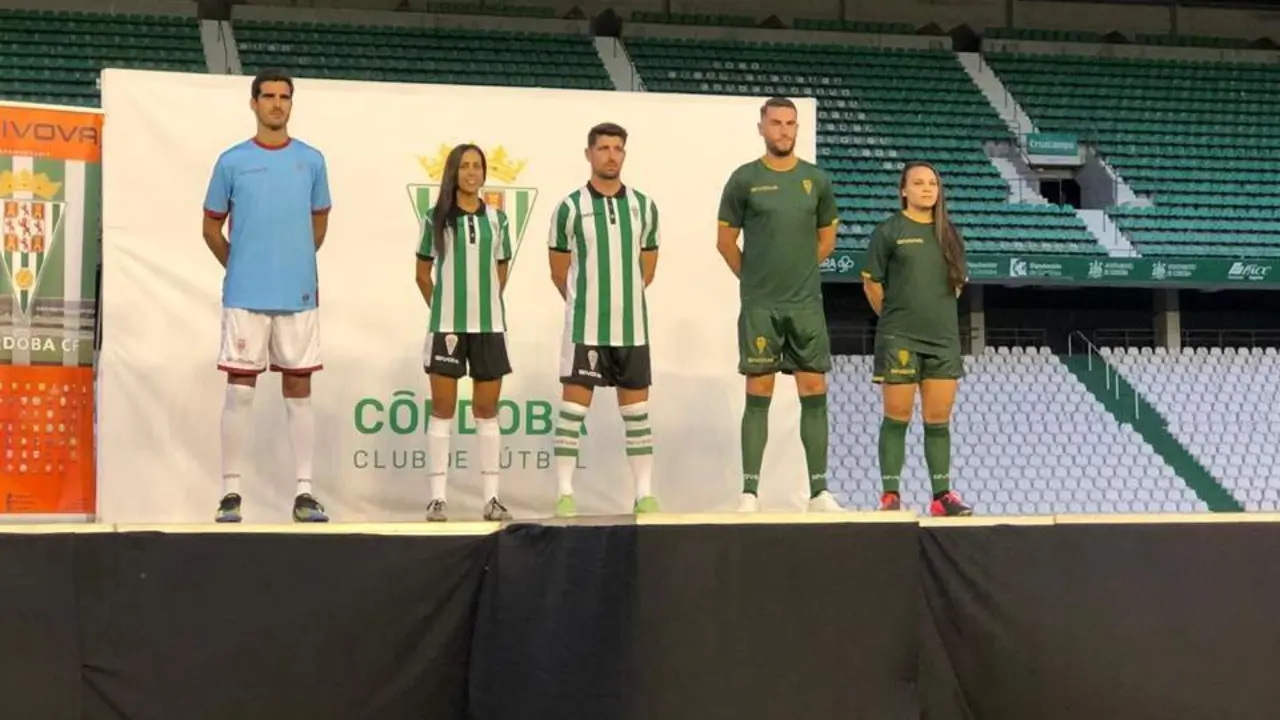 Bernardo Cruz, Mar&iacute;a Avil&eacute;s, Javi Flores, Jos&eacute; Cruz y Yanire posan de izquierda a derecha con la tercera, primera y segunda equipaci&oacute;n del C&oacute;rdoba CF para la 21/22. - Pablo Mansilla