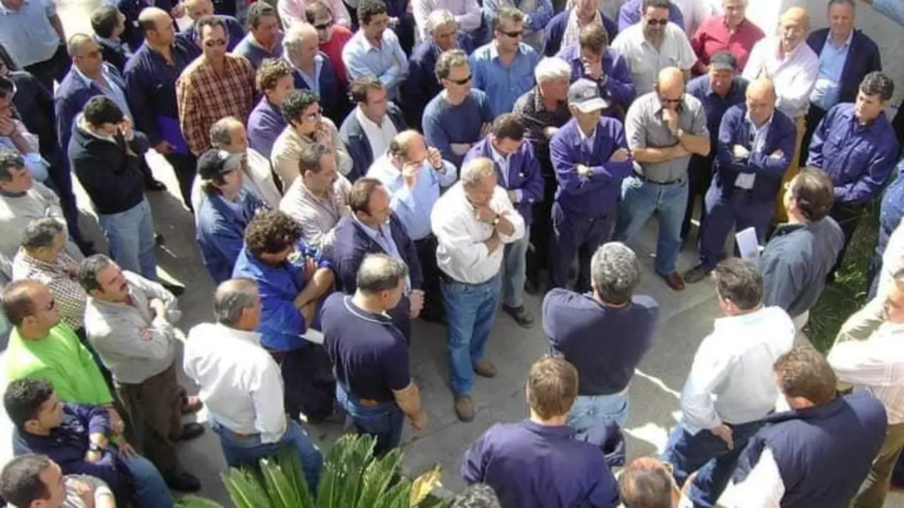 Una de las asambleas de trabajadores celebradas estos d&iacute;as atr&aacute;s - Cedida
