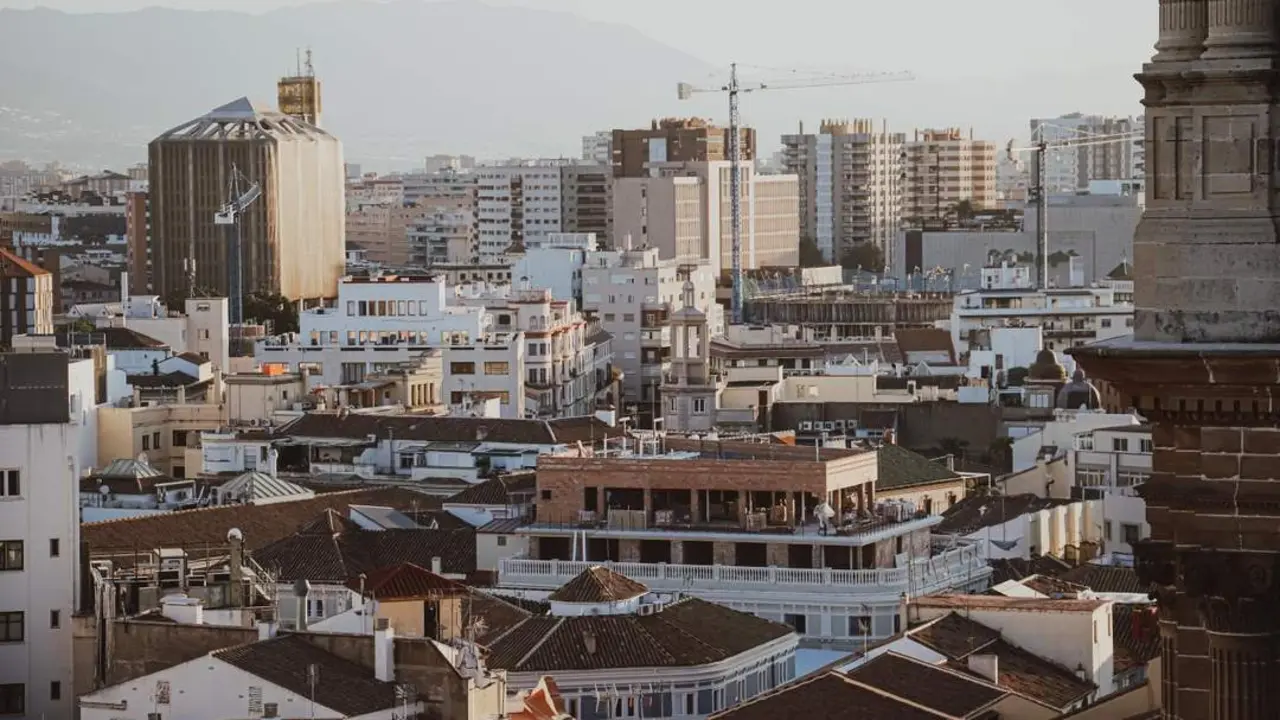 Vista desde la Catedral de M&aacute;laga en la que se puede ver esta edificaci&oacute;n. - Coral Serra