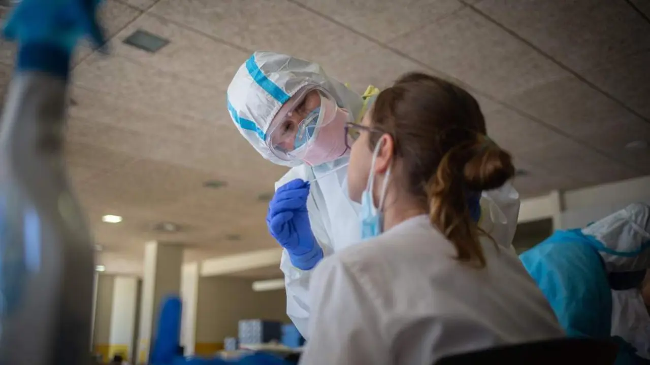 Sanitario realiza una prueba de detecci&oacute;n del Covid-19. - E. P.
