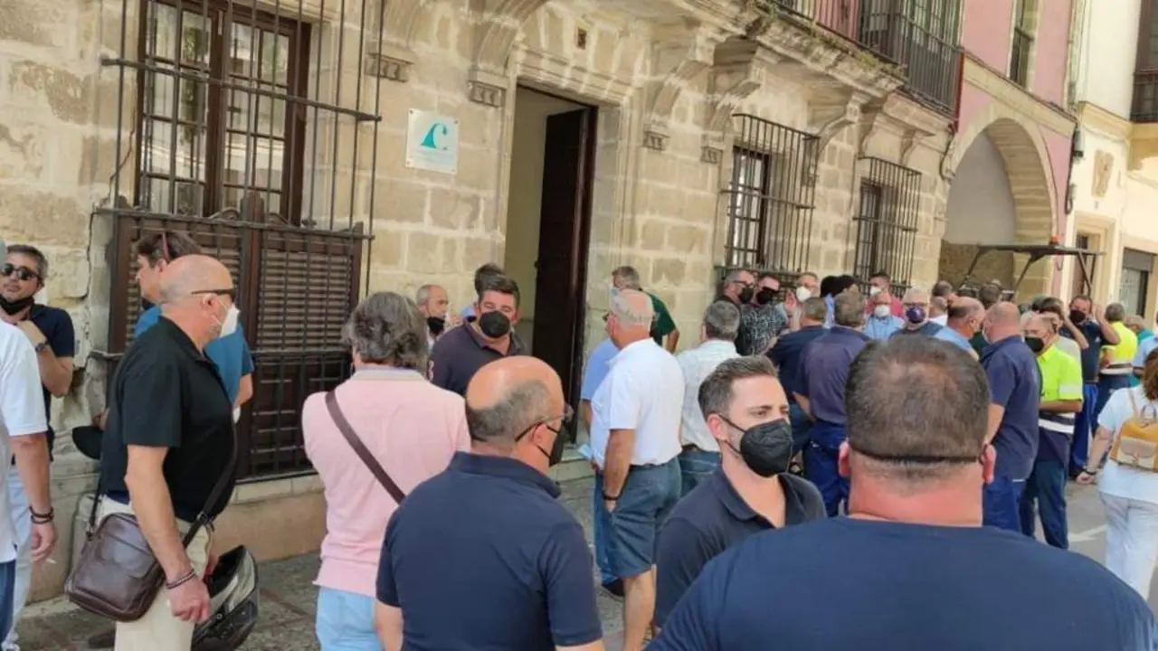 Los trabajadores congregados a las puertas de la sede del Consorcio de Aguas en Jerez - Comit&eacute;