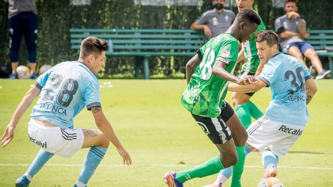 Hassane controla el bal&ccedil;on ante dos jugadores del Celta - ASCF