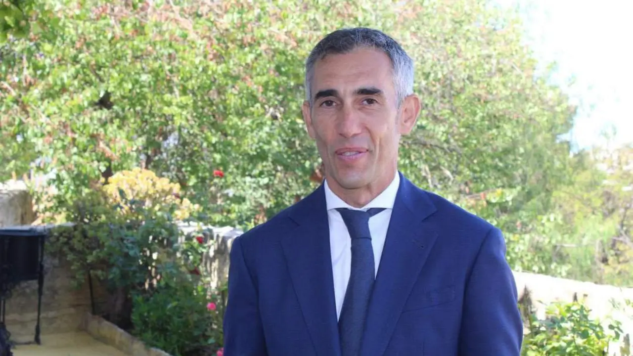Jos&eacute; Luis Mart&iacute;nez, Embajador de las Carreras de Sanl&uacute;car, posando en el Palacio Ducal de Medina Sidonia - Ra&uacute;l J. Bustillos