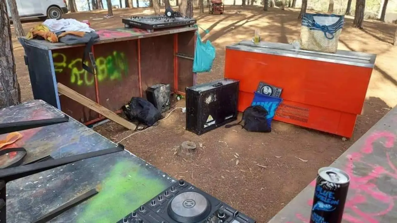 Barras instaladas en los pinos de Aznalc&oacute;llar para la rave abortada. - EP