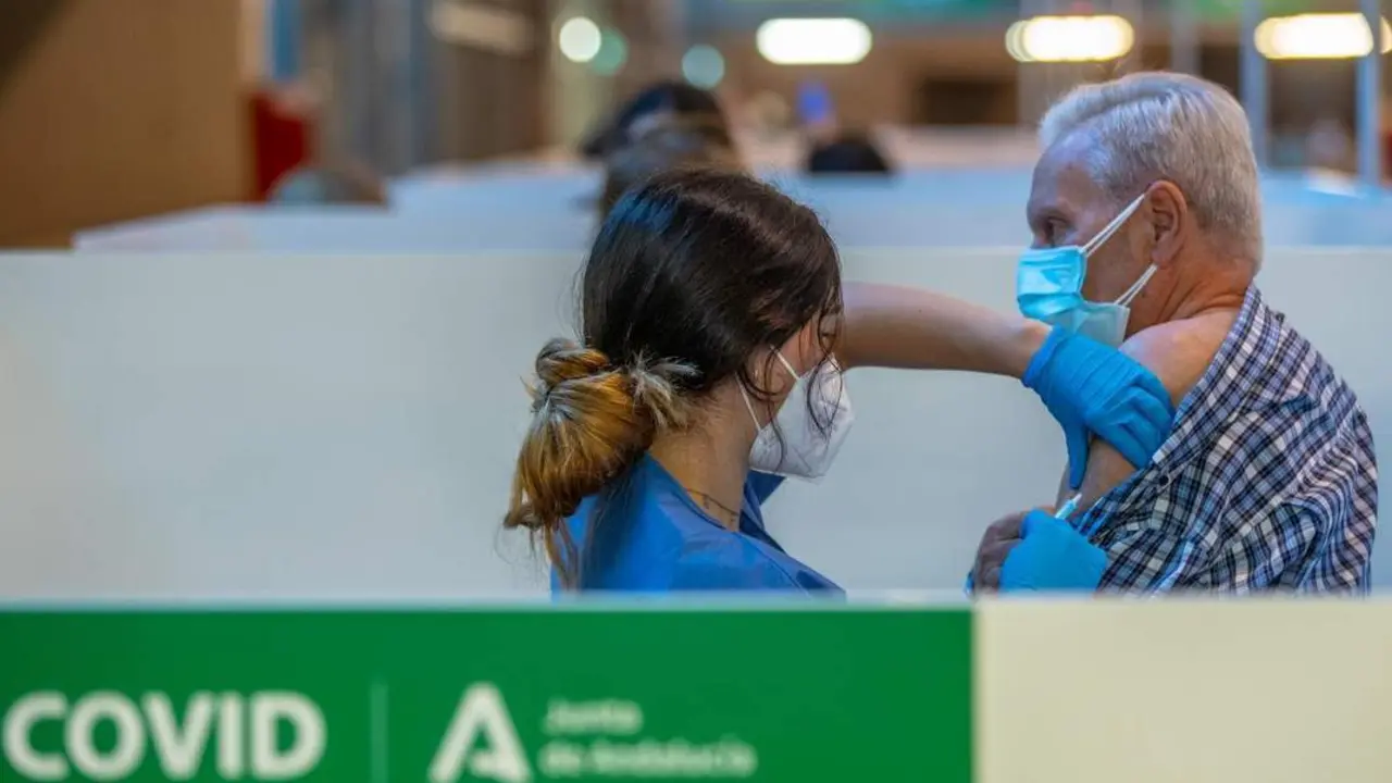 La vacunaci&oacute;n ha influido en el descenso de hospitalizaciones y decesos. - Archivo
