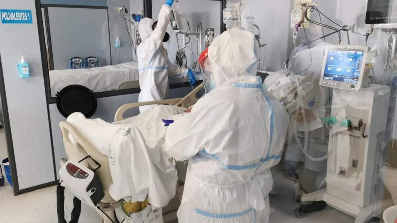 Sanitarios atienden a un paciente en la UCI. - Europa Press