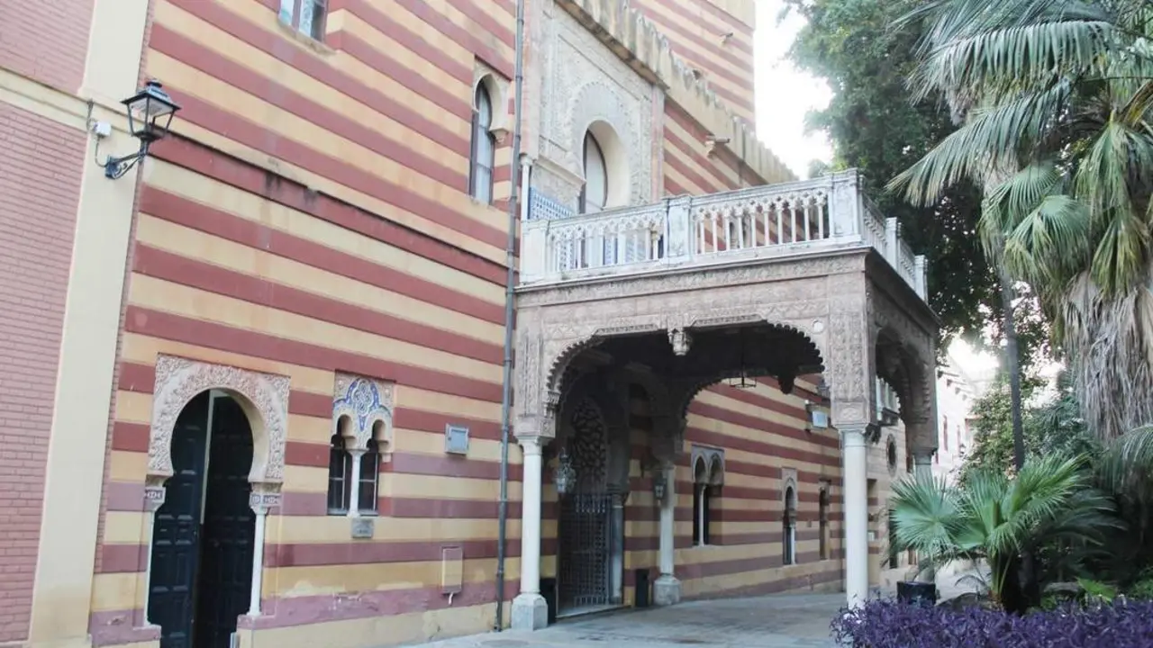 Entrada principal del Ayuntamiento de Sanl&uacute;car - R. B.