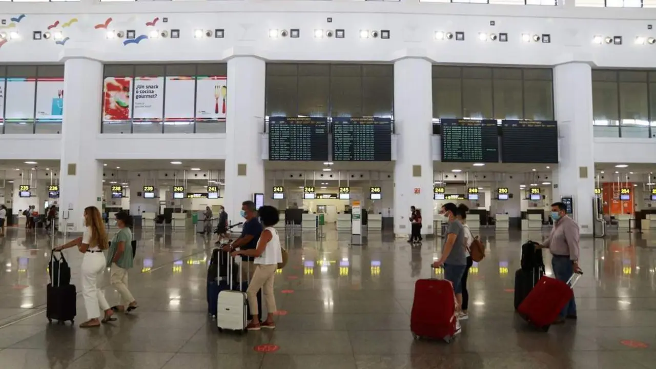Interior del aeropuerto de M&aacute;laga. - EP