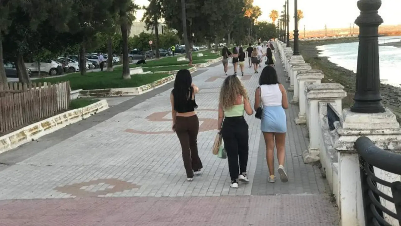 J&oacute;venes camino de La Magdalena. - A.I.