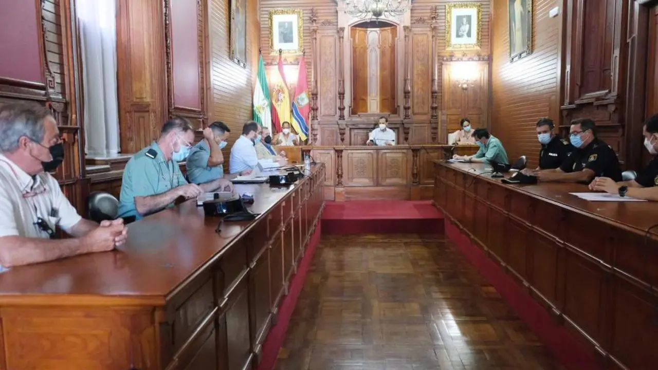 Un momento de la reuni&oacute;n de la junta local de seguridad en el Ayuntamiento - A. I.