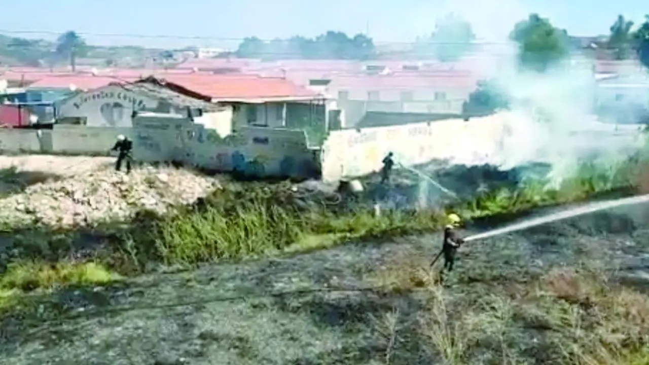 Actuaci&oacute;n de los bomberos este mi&eacute;rcoles en Los Asperones. - @Encierrobombmlg