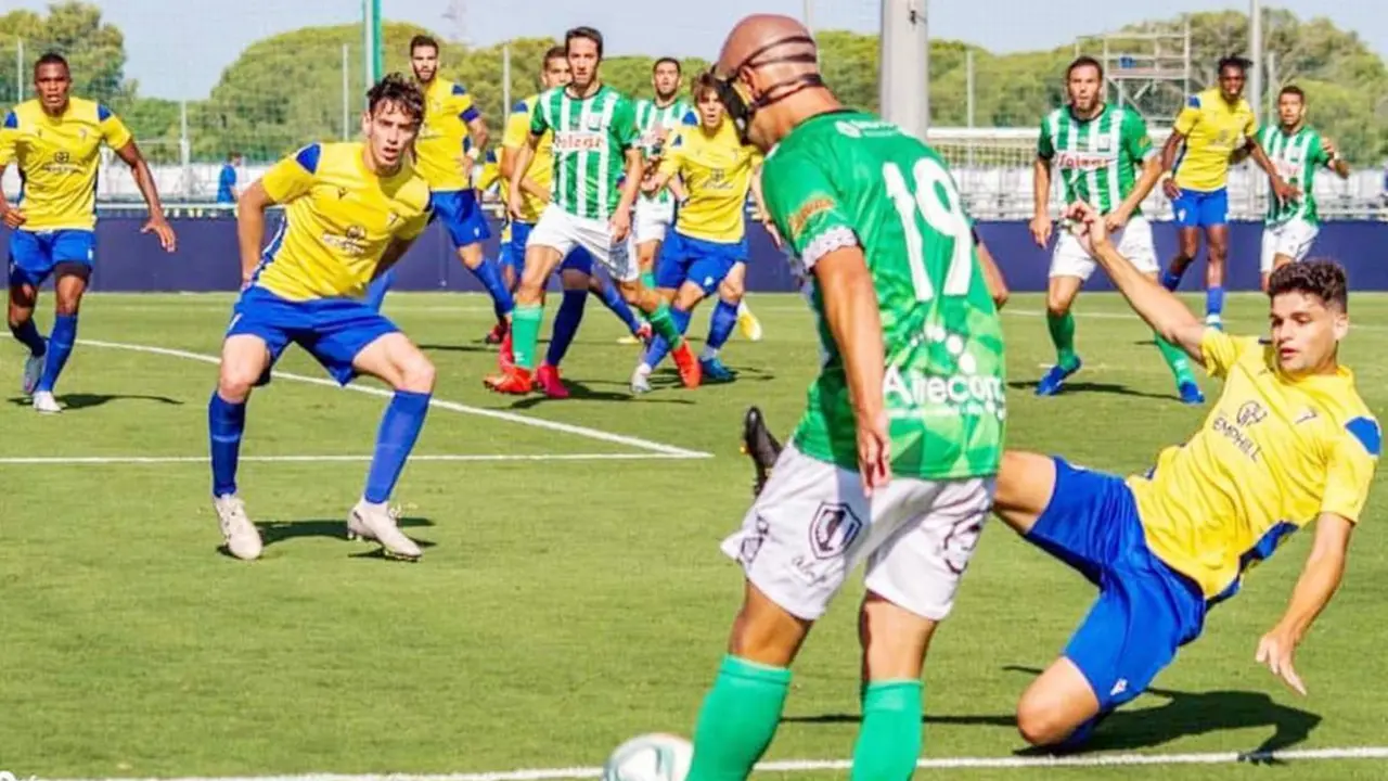 Una acci&oacute;n del partido entre el C&aacute;diz B y el Atl&eacute;tico Sanluque&ntilde;o - ASCF