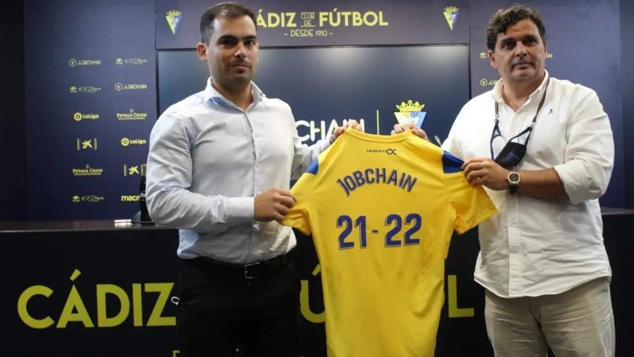 El consejero delegado de Jobchain, Jos&eacute; Bay, y el vicepresidente ejecutivo del C&aacute;diz C.F., Rafael Contreras. - 